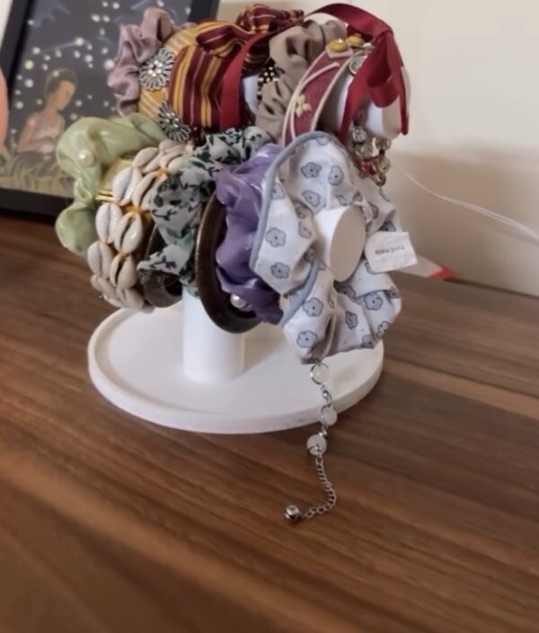 Bracelet scrunchie stand